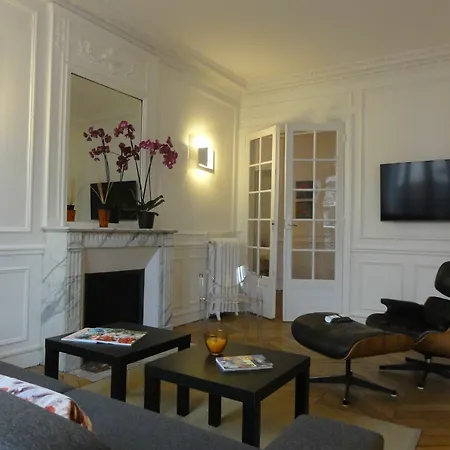 Authentic Tour Eiffel Apartment