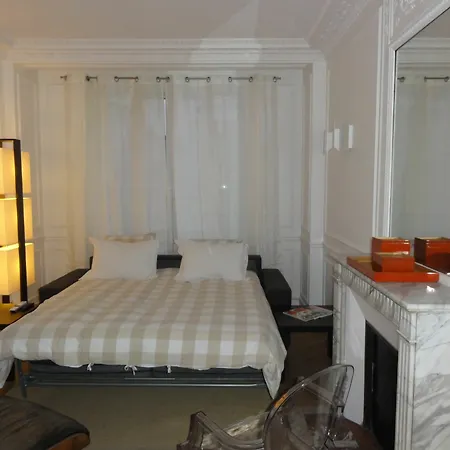 Authentic Tour Eiffel Apartment Paris
