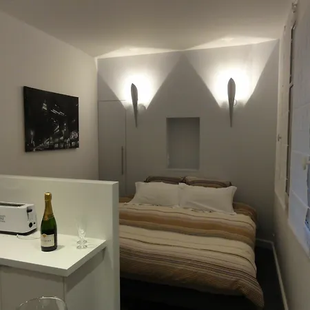 Authentic Tour Eiffel Apartment *