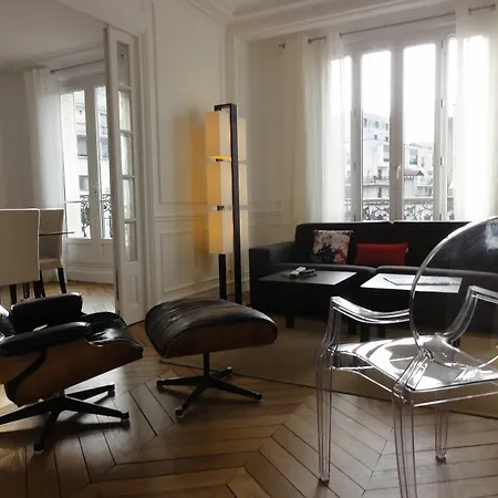 Authentic Tour Eiffel Apartment
