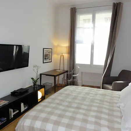 Authentic Tour Eiffel Apartment Paris